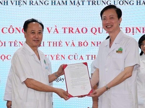 Trao quyết định bổ cho TTND.PGS.TS. Nguyễn Quang Bình, Phó Giám đốc Bệnh viện được bổ nhiệm kiêm nhiệm giữ chức vụ Trưởng khoa Gây mê hồi sức và Chống đau